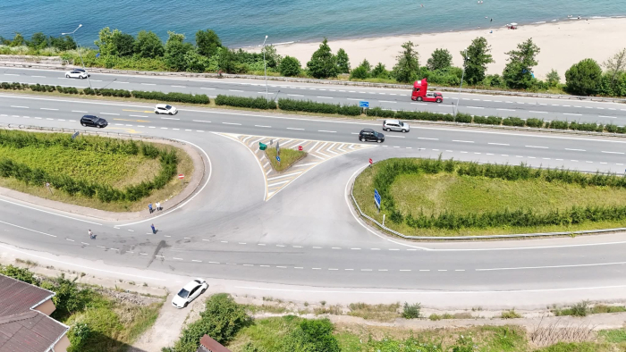 SÜRÜCÜLER DİKKAT! SÜRMENE ÇAVUŞLU KAVŞAĞI TEHLİKE SAÇIYOR