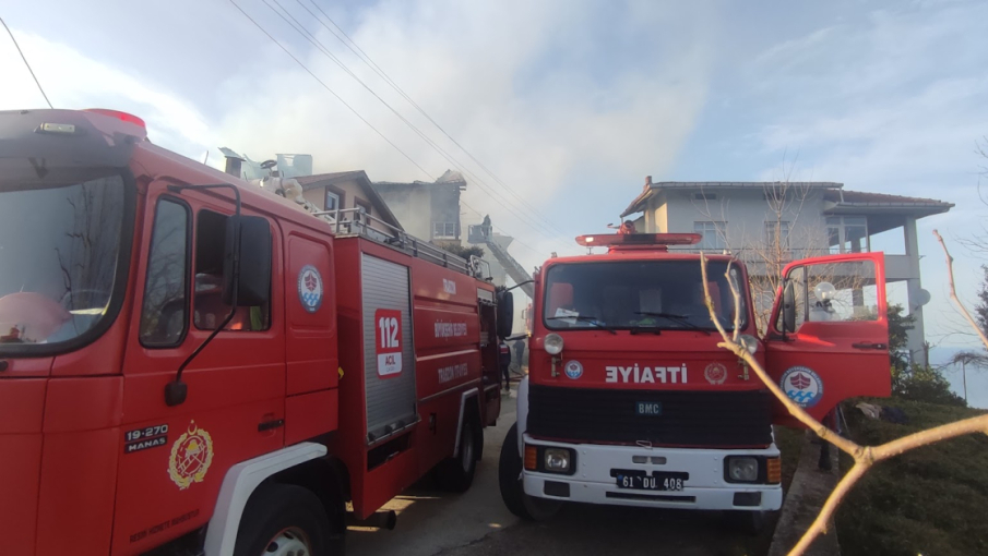 Sürmene Baştımar Mahallesi’nde 4 Katlı Ev Yangında Kullanılamaz Hale Geldi